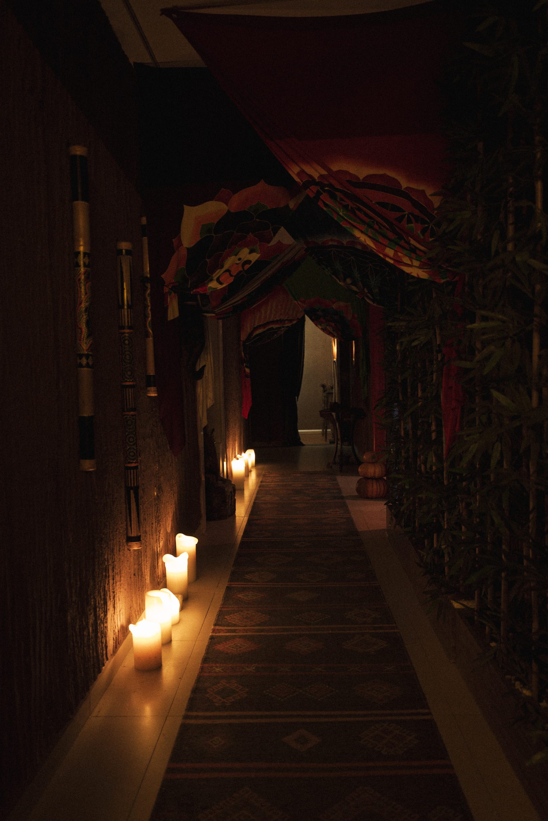 Mumlarla aydınlanan spa koridoru.