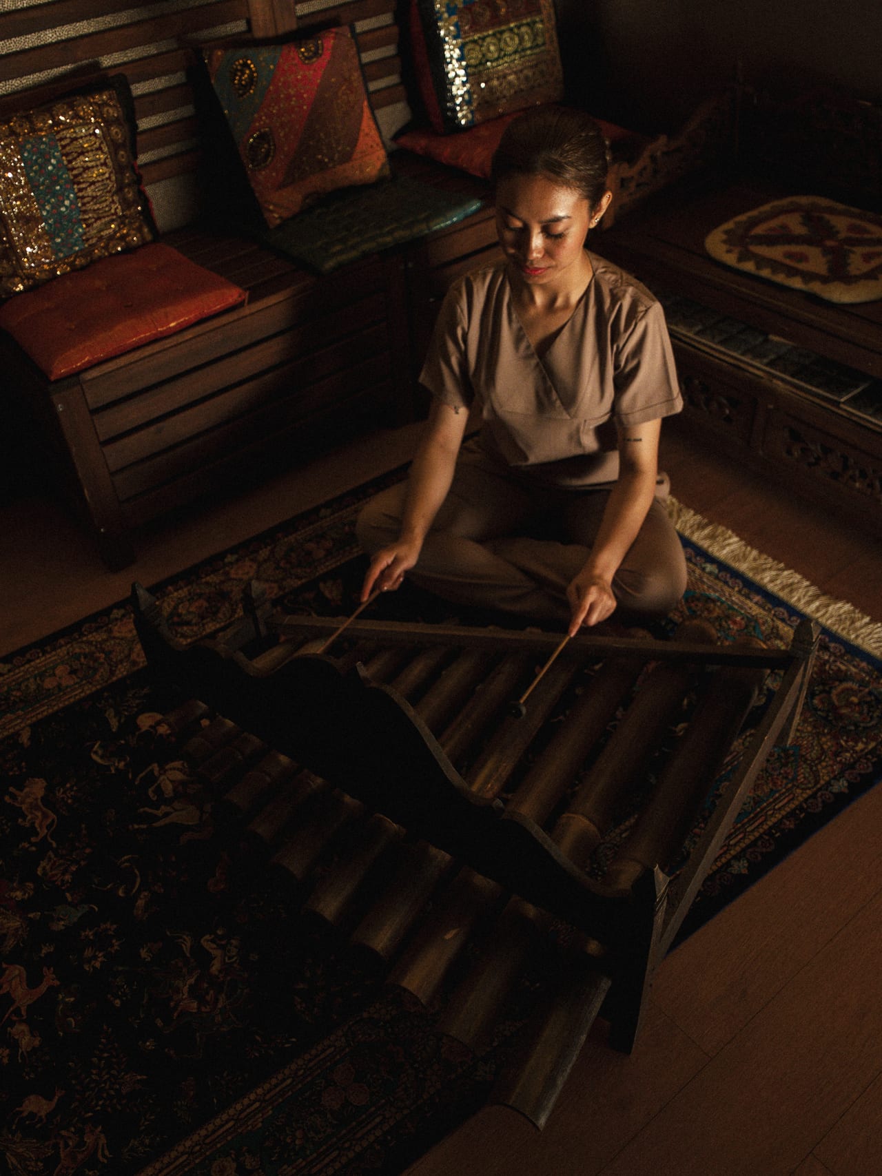 Terapist ahşap kepçeyle sauna ritüelini hazırlar.